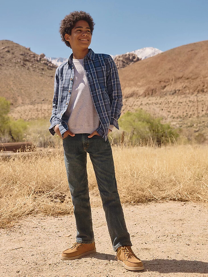 vaqueros rectos clásicos wrangler five star para niño 8-16 en tono denim sunkissed