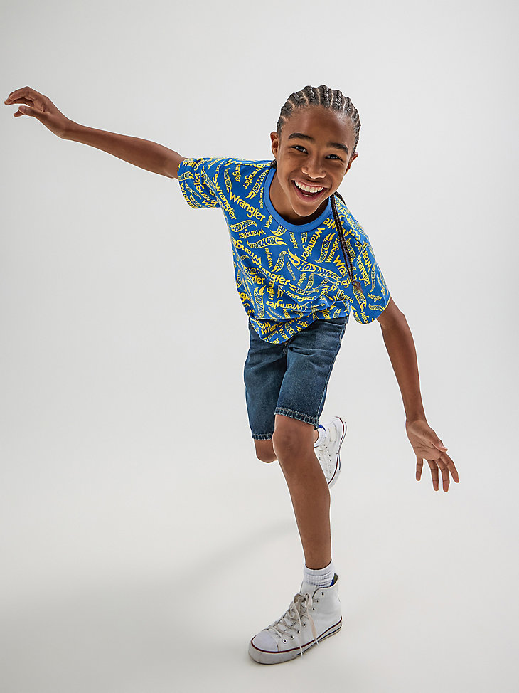 camiseta azul con el logotipo de wrangler x hot wheels para niño