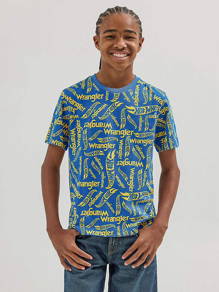 camiseta azul con el logotipo de wrangler x hot wheels para niño