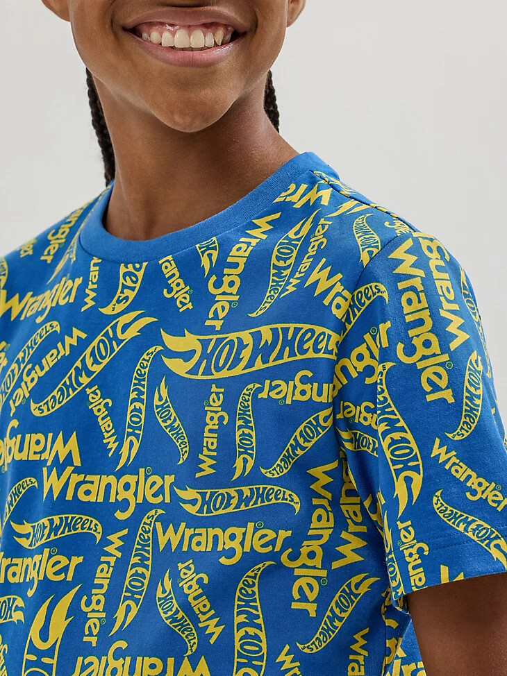 camiseta azul con el logotipo de wrangler x hot wheels para niño