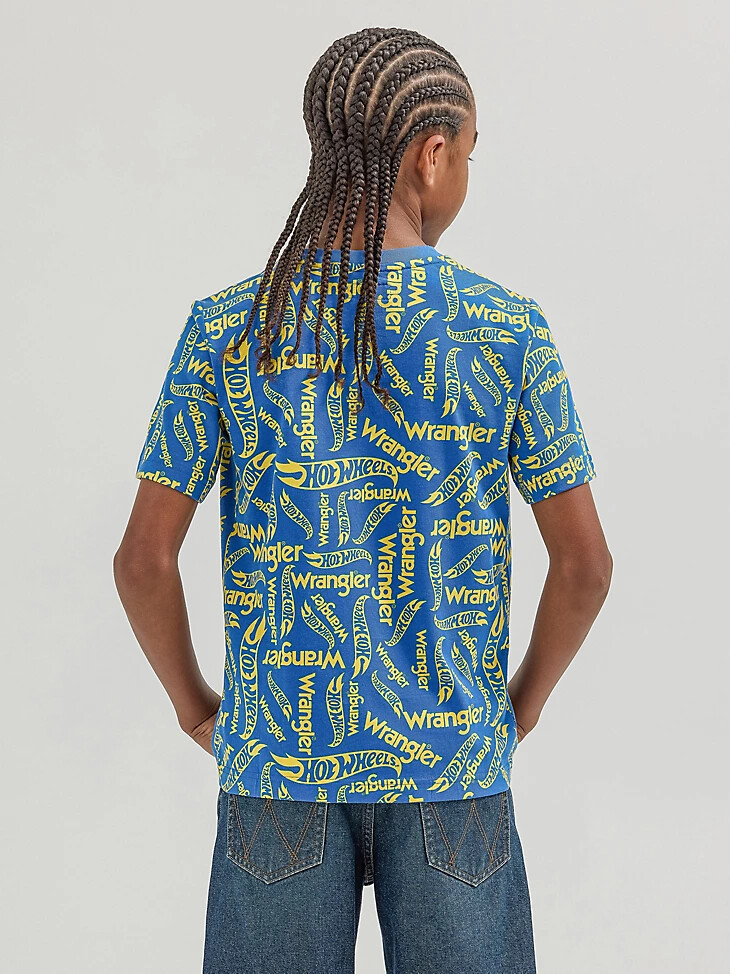 camiseta azul con el logotipo de wrangler x hot wheels para niño