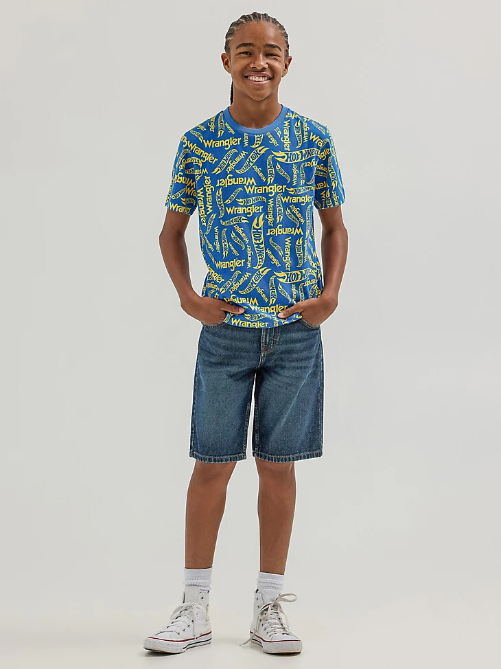 camiseta azul con el logotipo de wrangler x hot wheels para niño