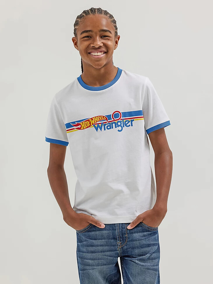 camiseta ringer wrangler x hot wheels para niño blanca y azul