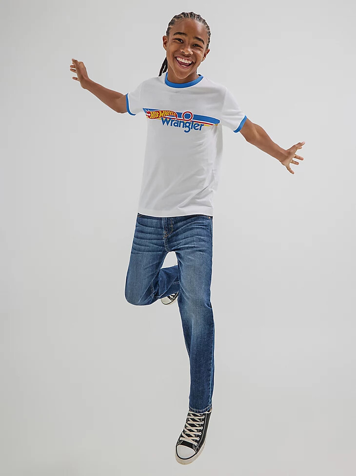 camiseta ringer wrangler x hot wheels para niño blanca y azul