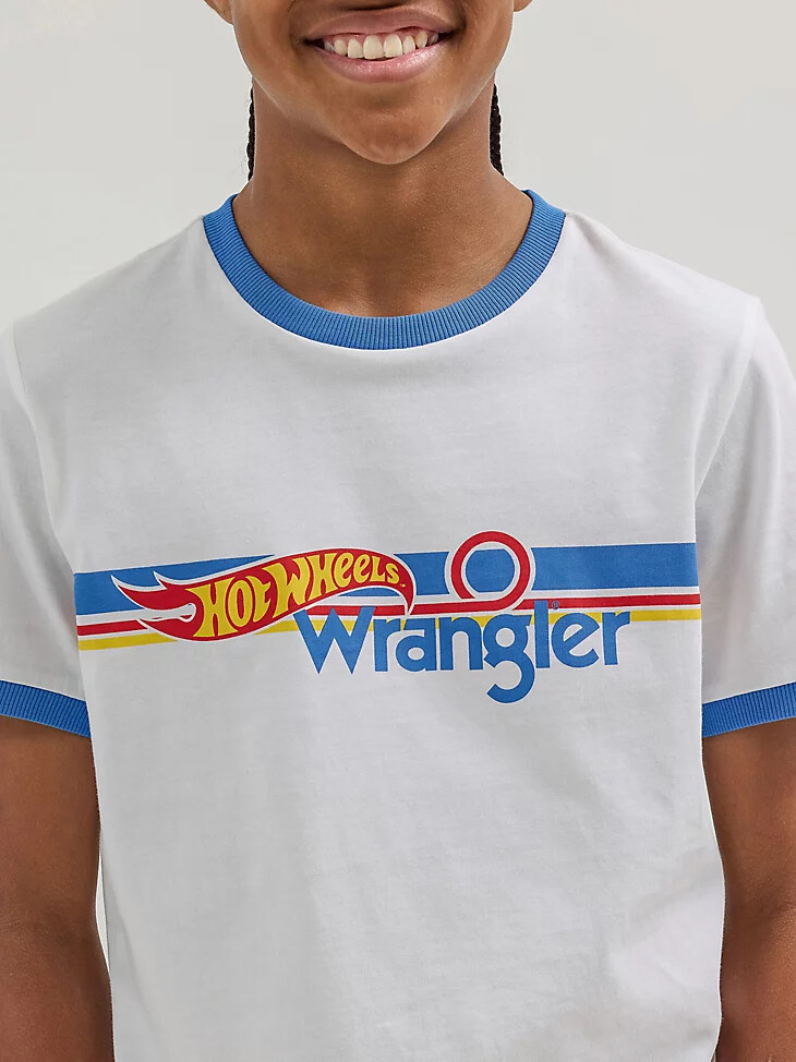 camiseta ringer wrangler x hot wheels para niño blanca y azul
