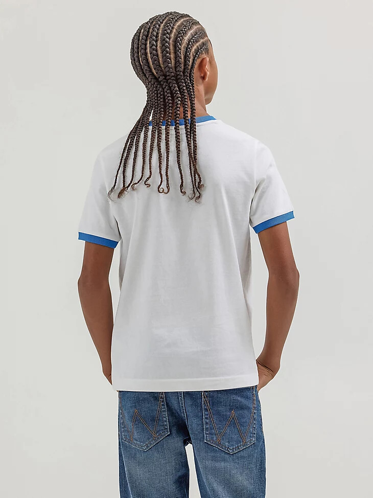 camiseta ringer wrangler x hot wheels para niño blanca y azul