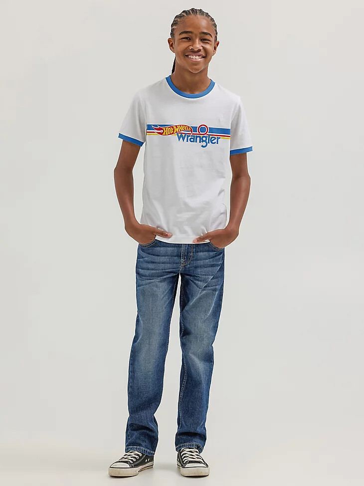 camiseta ringer wrangler x hot wheels para niño blanca y azul