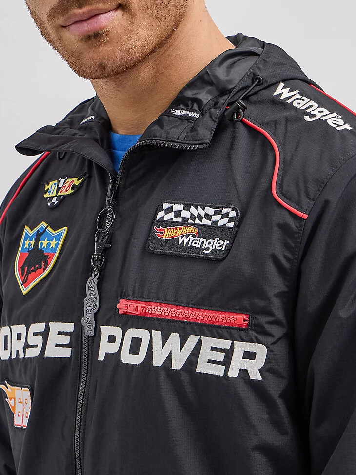 chaqueta anorak wrangler x hot wheels para hombre color negro