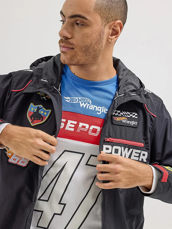 chaqueta anorak wrangler x hot wheels para hombre color negro