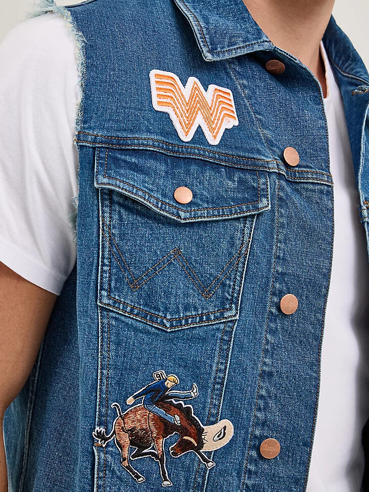 chaleco recortado wrangler x whataburger para hombre rodeo dust fade