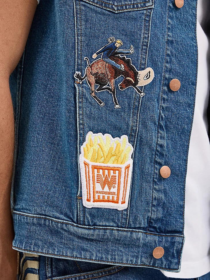 chaleco recortado wrangler x whataburger para hombre rodeo dust fade