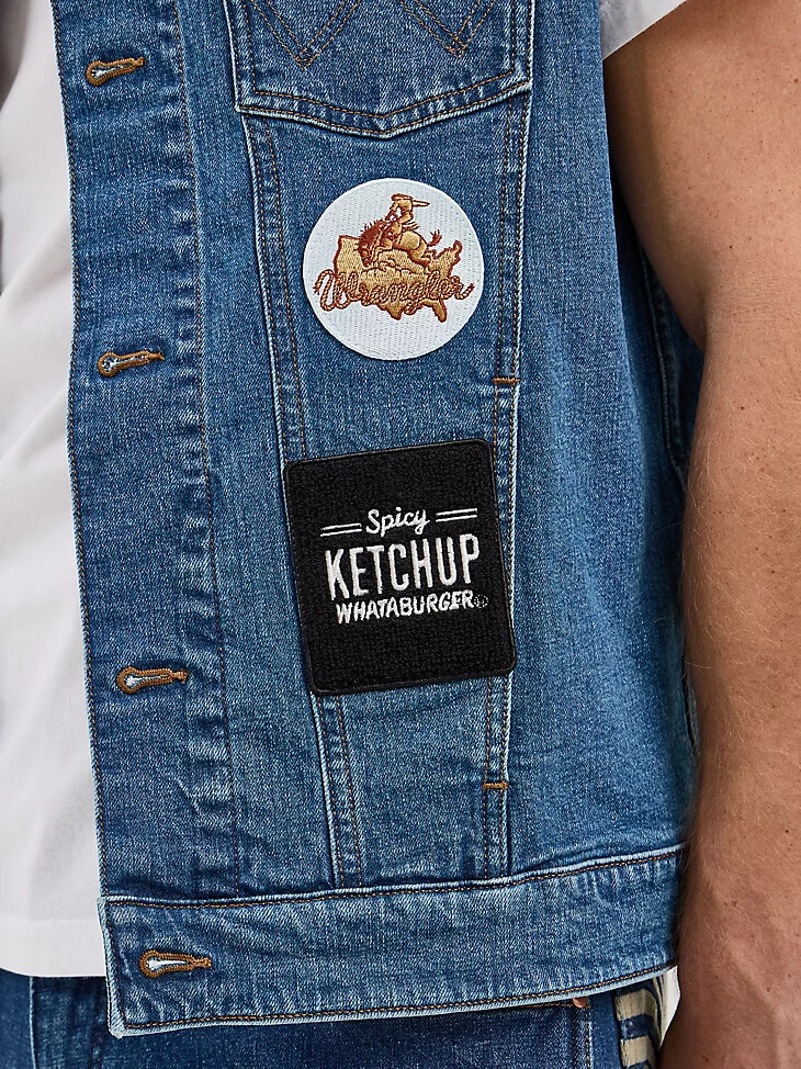 chaleco recortado wrangler x whataburger para hombre rodeo dust fade