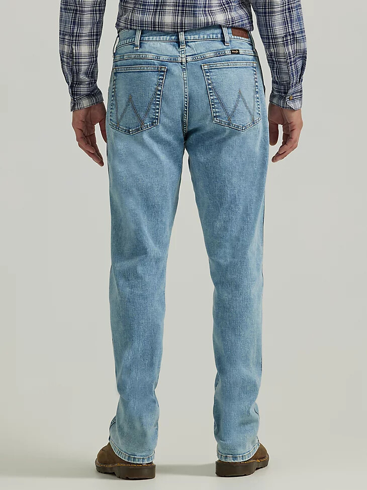 jean recto ajustado wrangler para hombre con lavado ácido