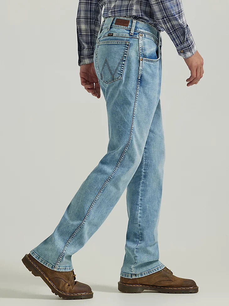 jean recto ajustado wrangler para hombre con lavado ácido