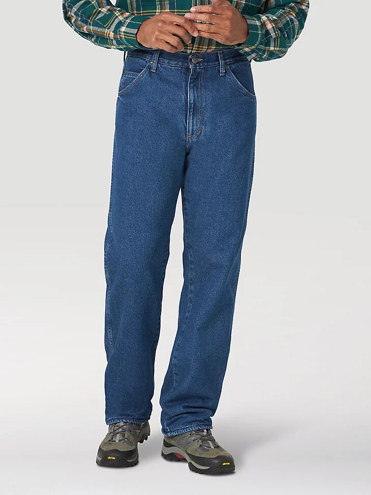 vaqueros wrangler rugged wear de corte relajado con forro polar y lavado a la piedra