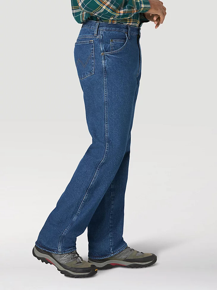 vaqueros wrangler rugged wear de corte relajado con forro polar y lavado a la piedra