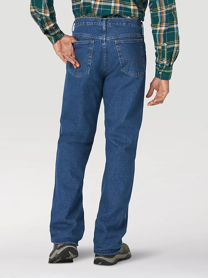 vaqueros wrangler rugged wear de corte relajado con forro polar y lavado a la piedra