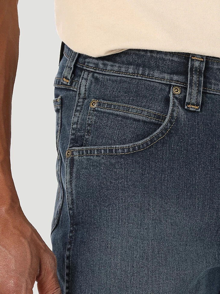 vaqueros de corte regular wrangler rugged wear performance series en índigo medio
