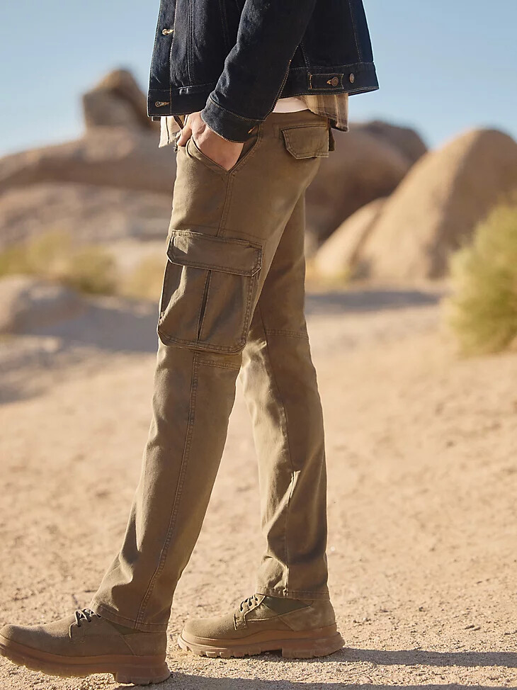 pantalón cargo cónico wrangler flex para hombre color verde pino