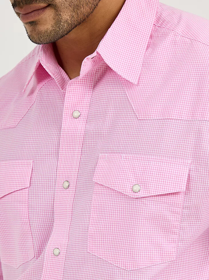 camisa vaquera wrangler bucking cancer con broche para hombre color fucsia y rosa