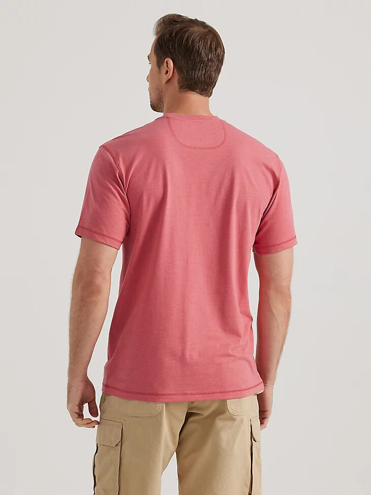 camiseta de rendimiento de manga corta con un bolsillo wrangler riggs workwear en rojo mineral