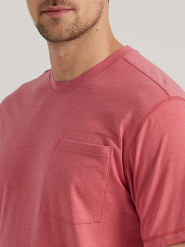 camiseta de rendimiento de manga corta con un bolsillo wrangler riggs workwear en rojo mineral
