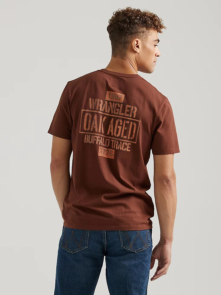 camiseta wrangler x buffalo trace para hombre con efecto roble envejecido y vetas marrones
