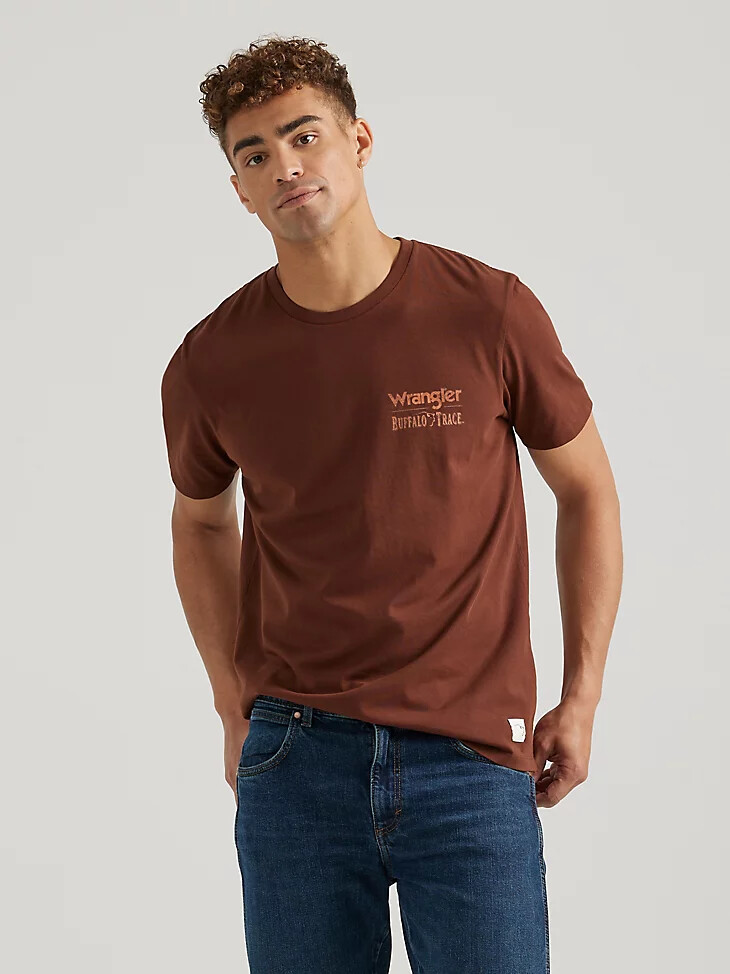 camiseta wrangler x buffalo trace para hombre con efecto roble envejecido y vetas marrones