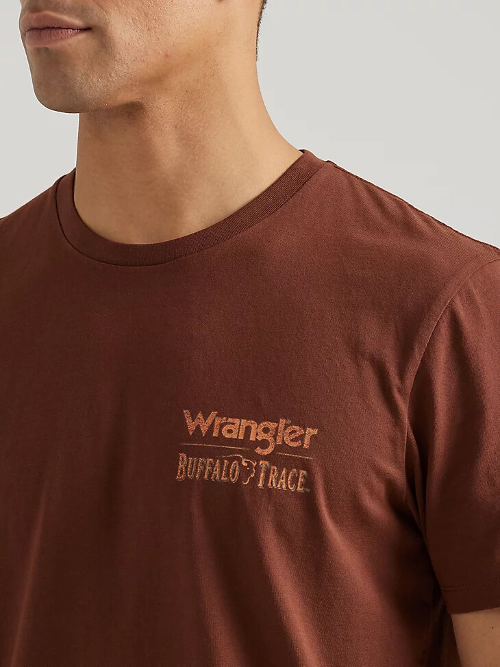 camiseta wrangler x buffalo trace para hombre con efecto roble envejecido y vetas marrones