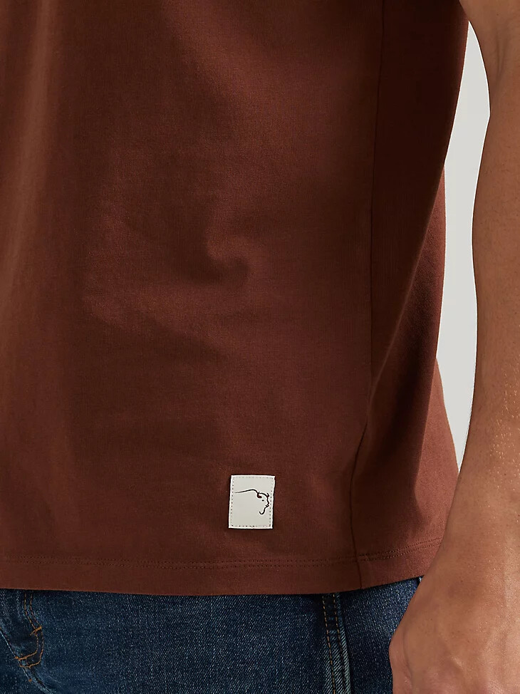 camiseta wrangler x buffalo trace para hombre con efecto roble envejecido y vetas marrones