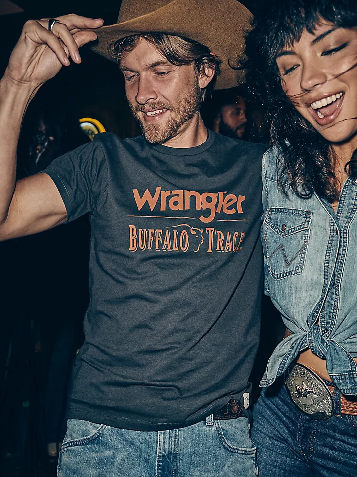 camiseta con el logotipo de wrangler x buffalo trace para hombre gris oscuro