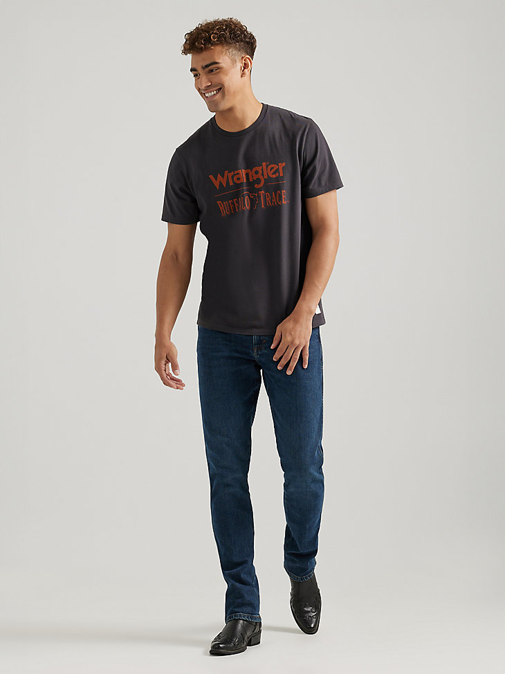 camiseta con el logotipo de wrangler x buffalo trace para hombre gris oscuro