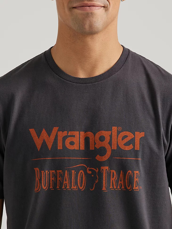 camiseta con el logotipo de wrangler x buffalo trace para hombre gris oscuro