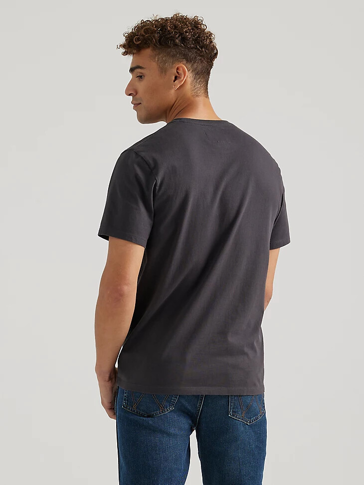 camiseta con el logotipo de wrangler x buffalo trace para hombre gris oscuro