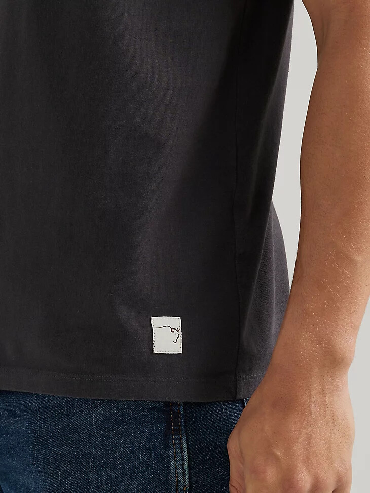 camiseta con el logotipo de wrangler x buffalo trace para hombre gris oscuro