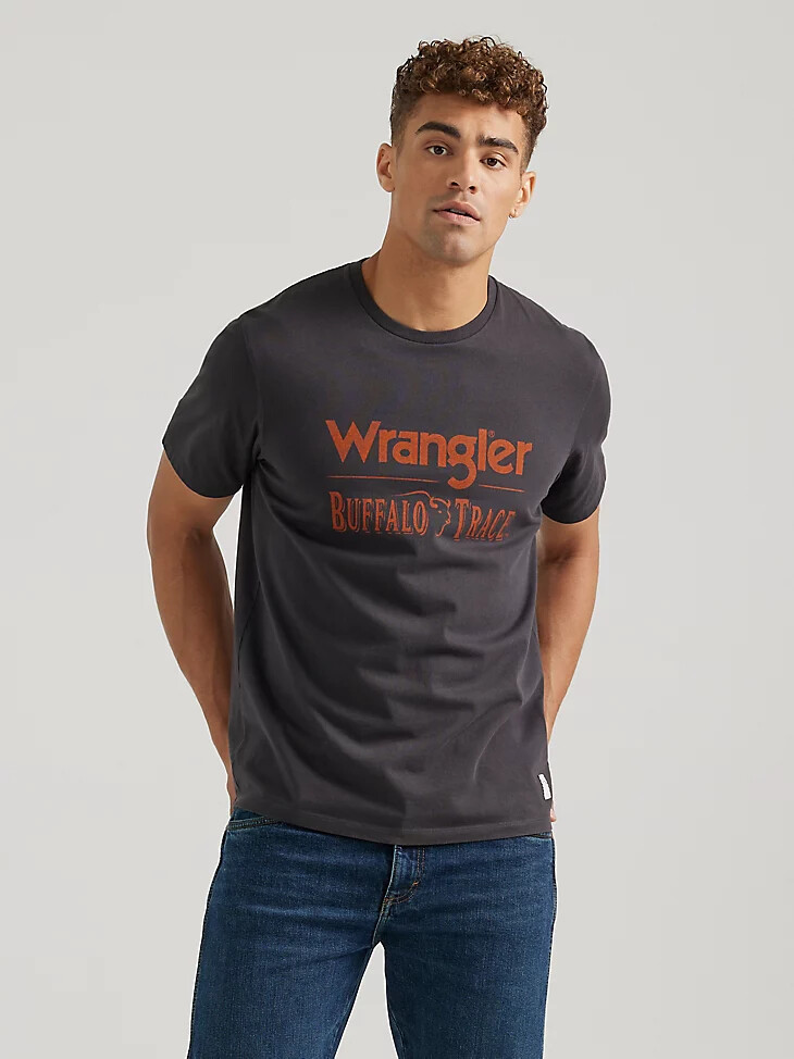 camiseta con el logotipo de wrangler x buffalo trace para hombre gris oscuro