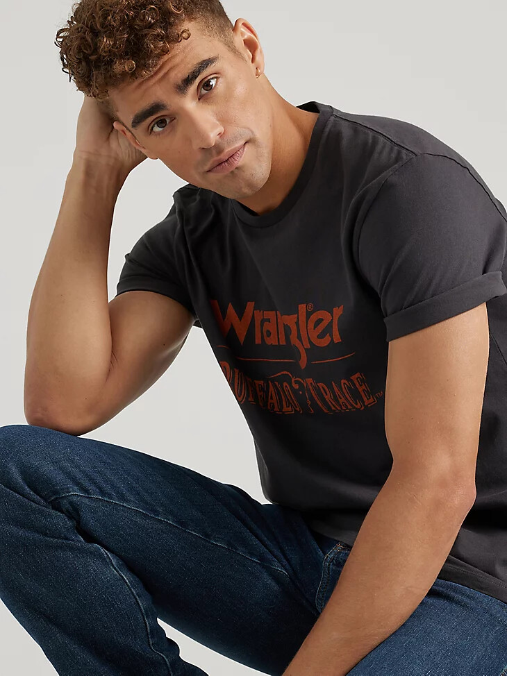 camiseta con el logotipo de wrangler x buffalo trace para hombre gris oscuro