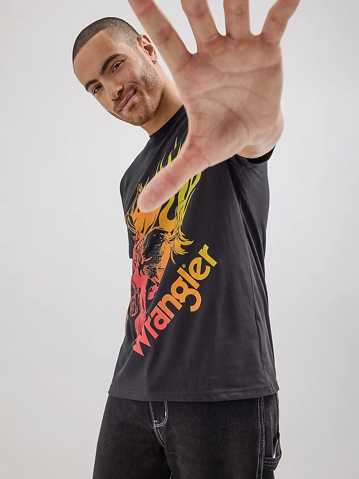 camiseta wrangler x hot wheels flaming bronco para hombre color negro