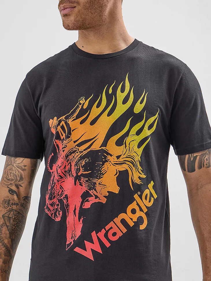camiseta wrangler x hot wheels flaming bronco para hombre color negro