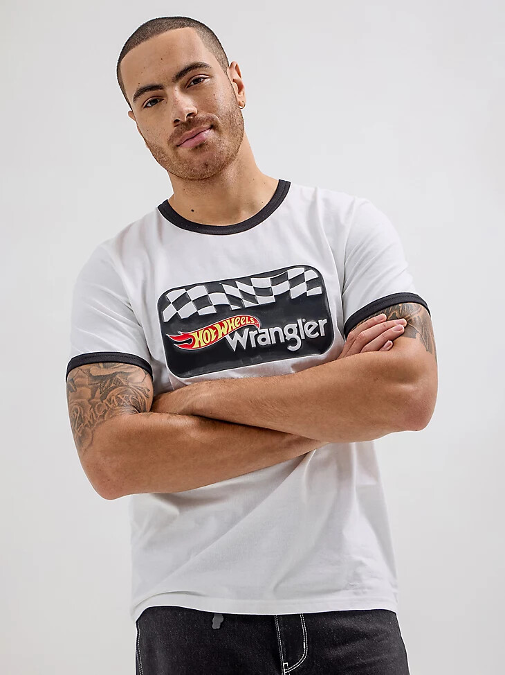 camiseta con logo de wrangler x hot wheels para hombre color blanco brillante