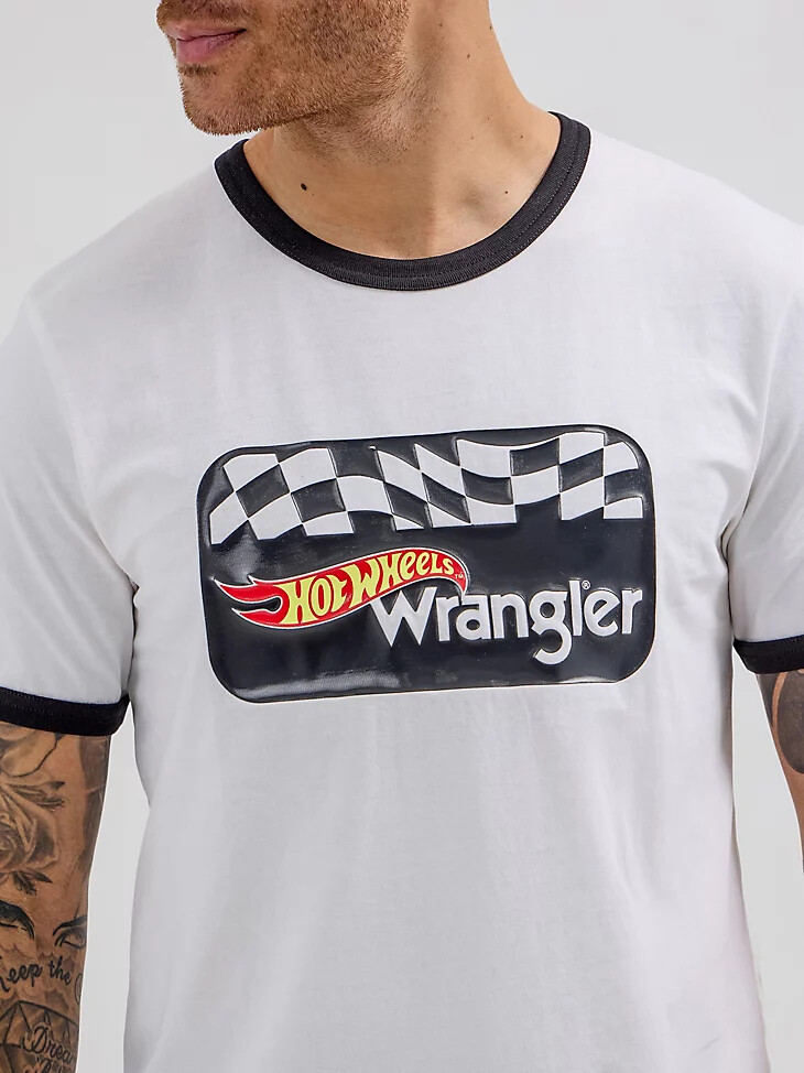 camiseta con logo de wrangler x hot wheels para hombre color blanco brillante