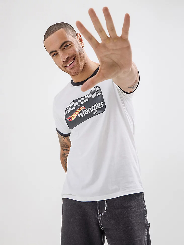 camiseta con logo de wrangler x hot wheels para hombre color blanco brillante