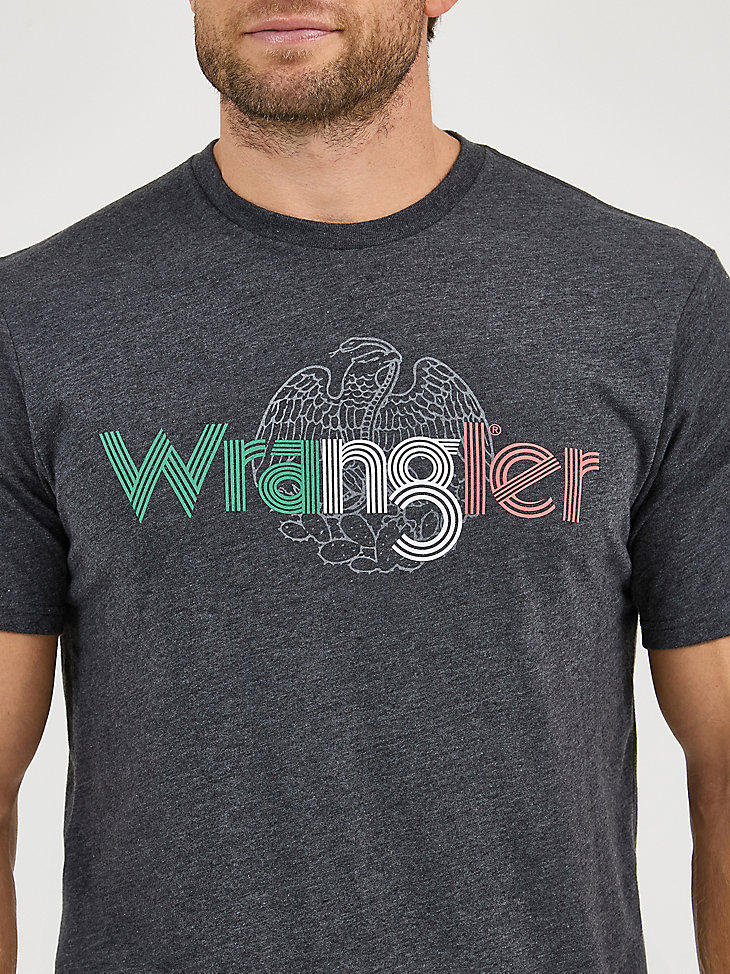 camiseta wrangler con el logotipo de la bandera de méxico en color caviar jaspeado