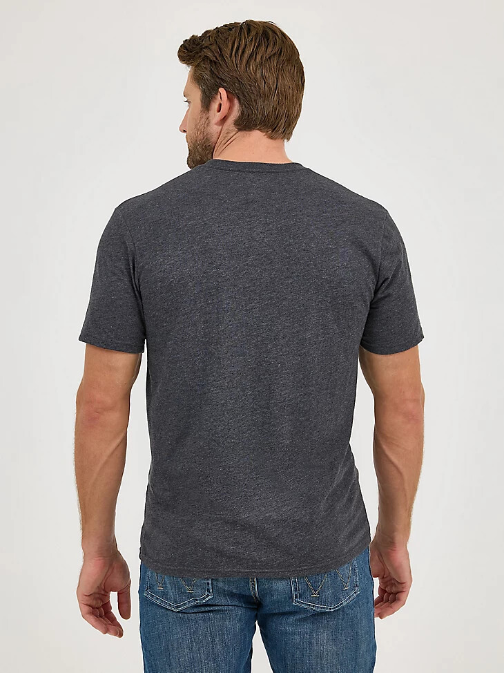 camiseta wrangler con el logotipo de la bandera de méxico en color caviar jaspeado