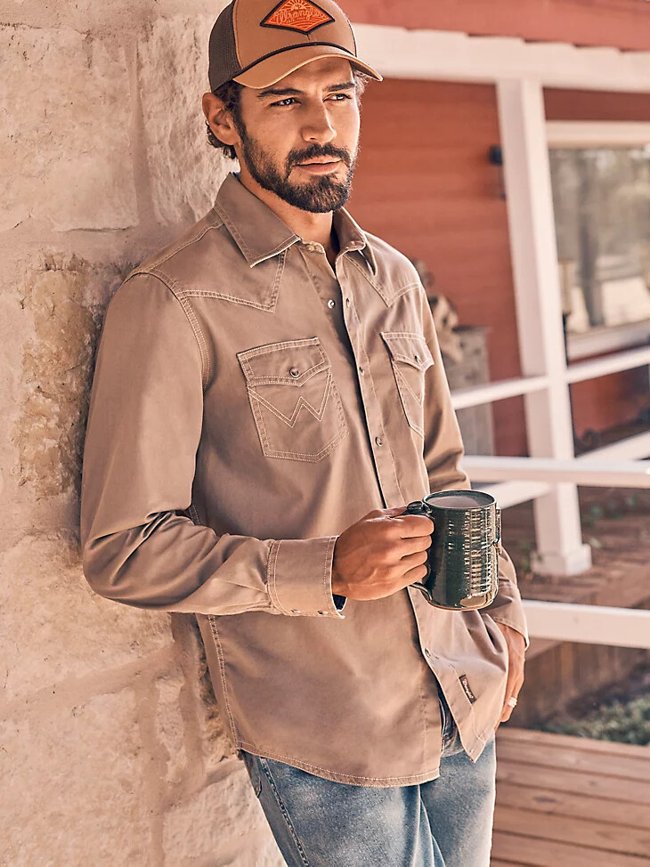 camisa wrangler retro premium western con broches lisos en color topo para hombre