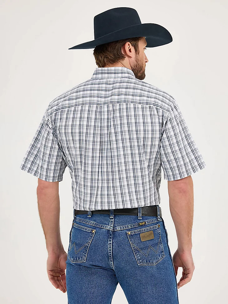 camisa de manga corta con botones y un bolsillo wrangler george strait a cuadros azul medianoche