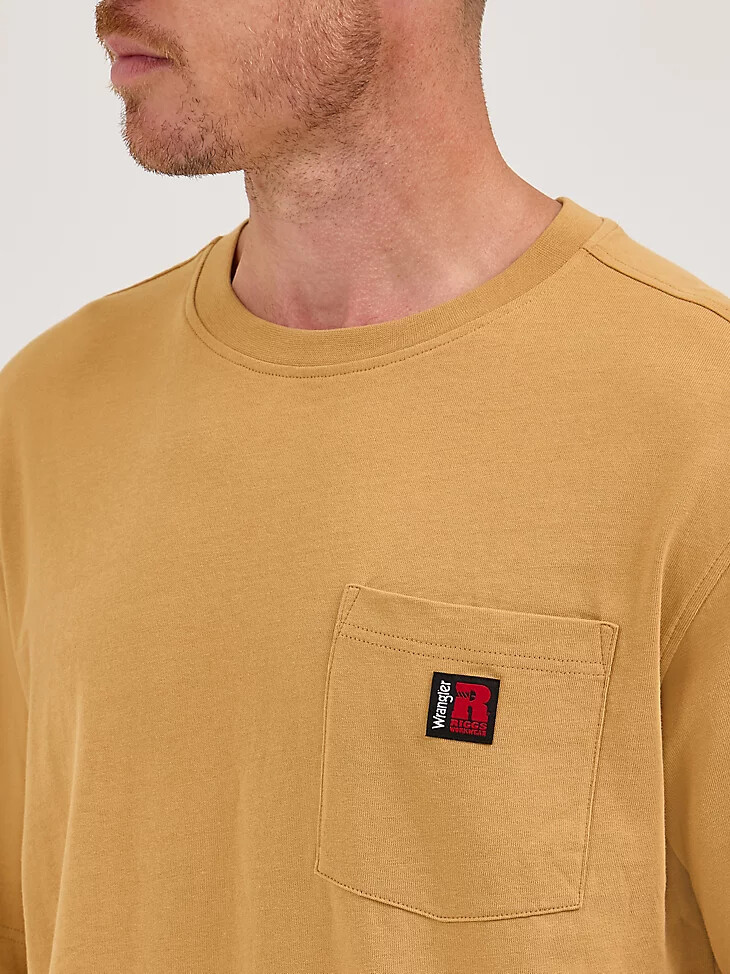 camiseta de manga corta con bolsillo wrangler riggs workwear en dorado pálido