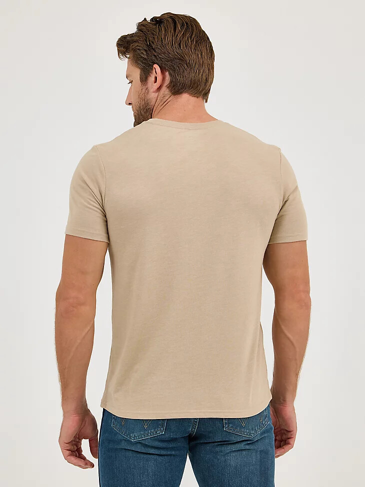 camiseta gráfica wrangler born free para hombre en beige spur