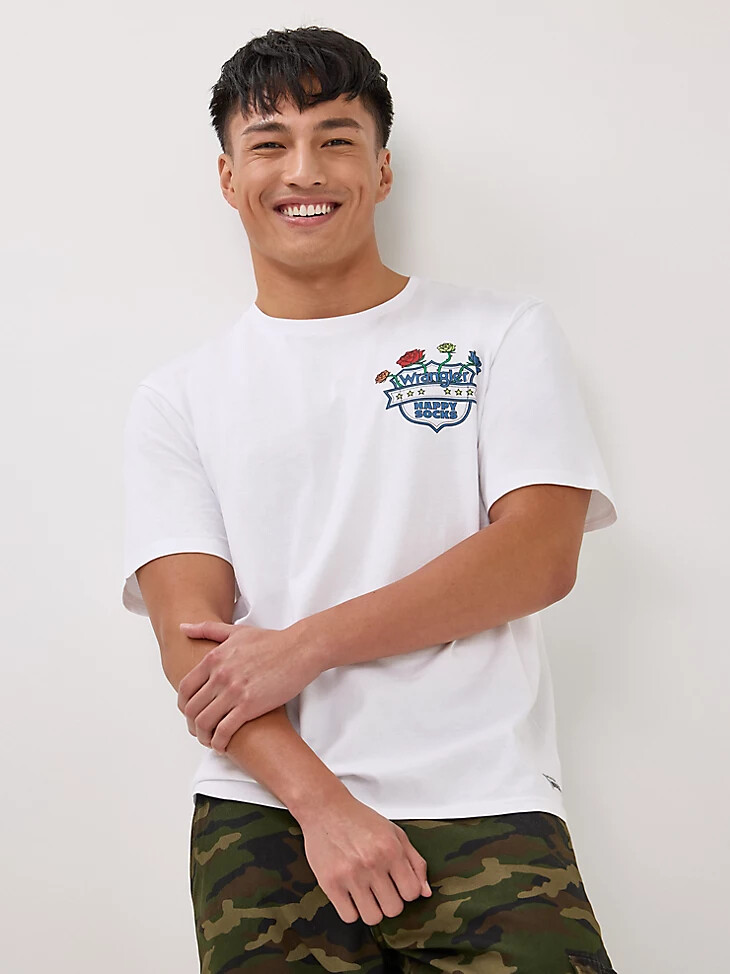 camiseta blanca con escudo de rosas de wrangler x happy socks