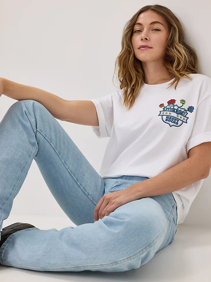 camiseta blanca con escudo de rosas de wrangler x happy socks